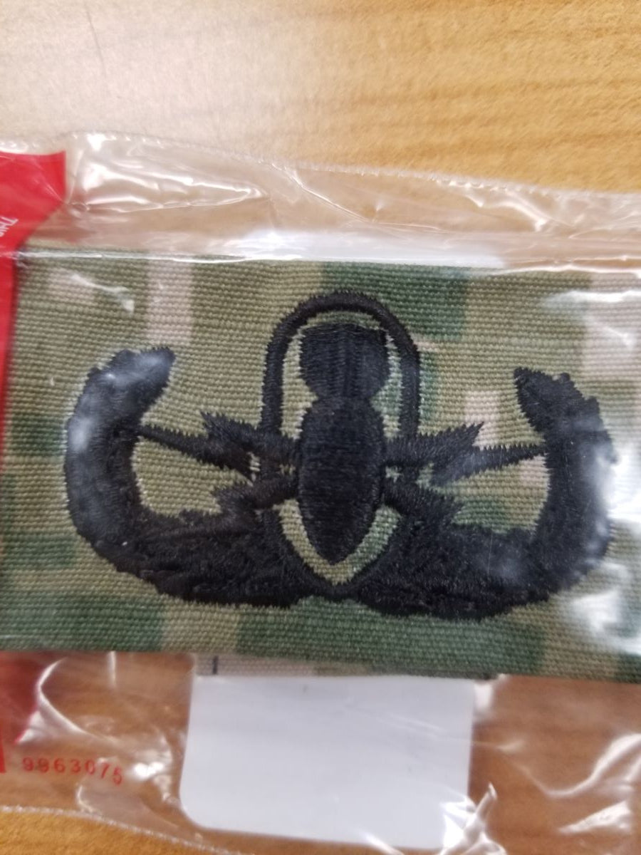 Navy Badge Woodland Dig
